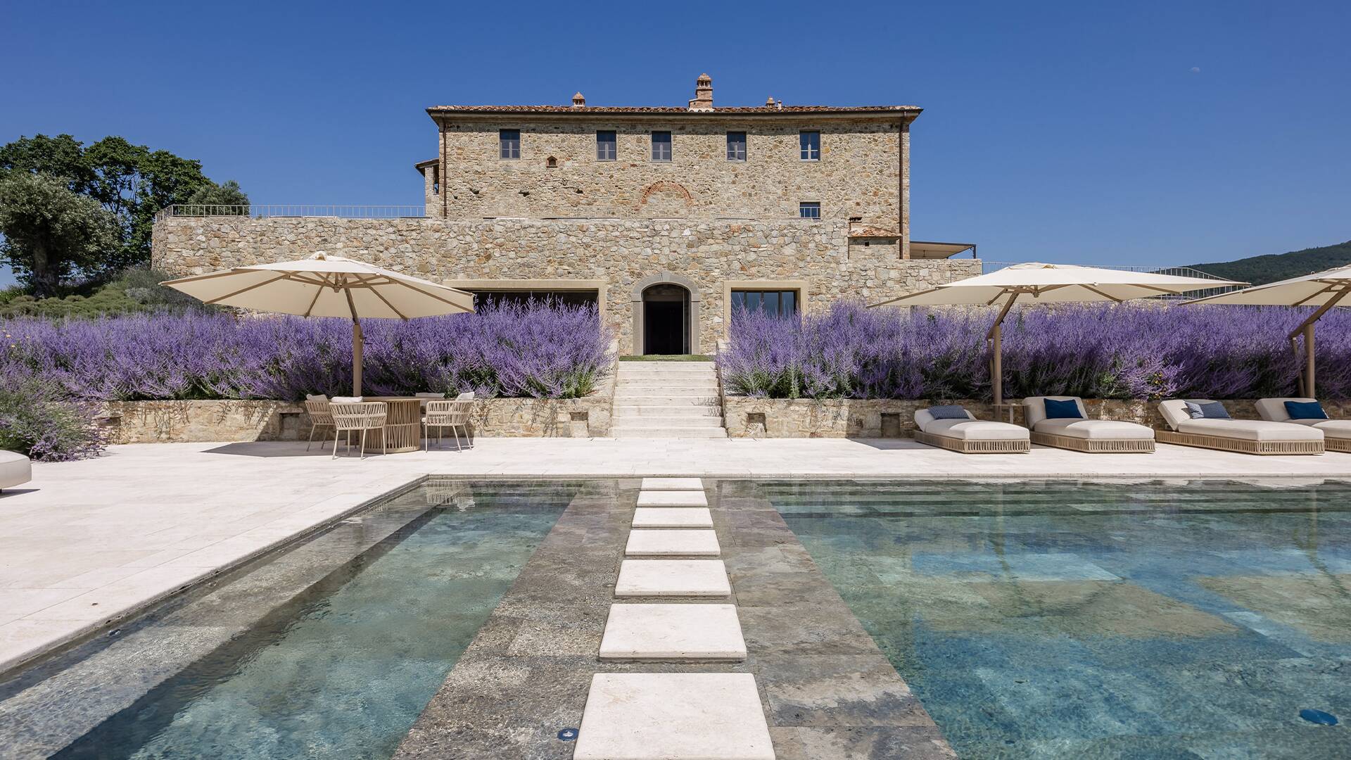 luxury villa Badia for rent in Tuscany