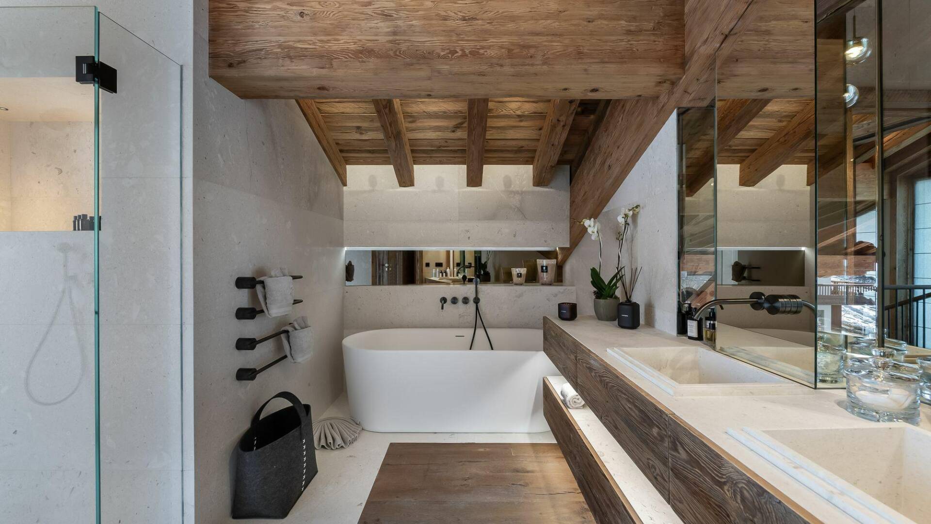 en suite bathroom with double lavabo, shower cabin and bath tub