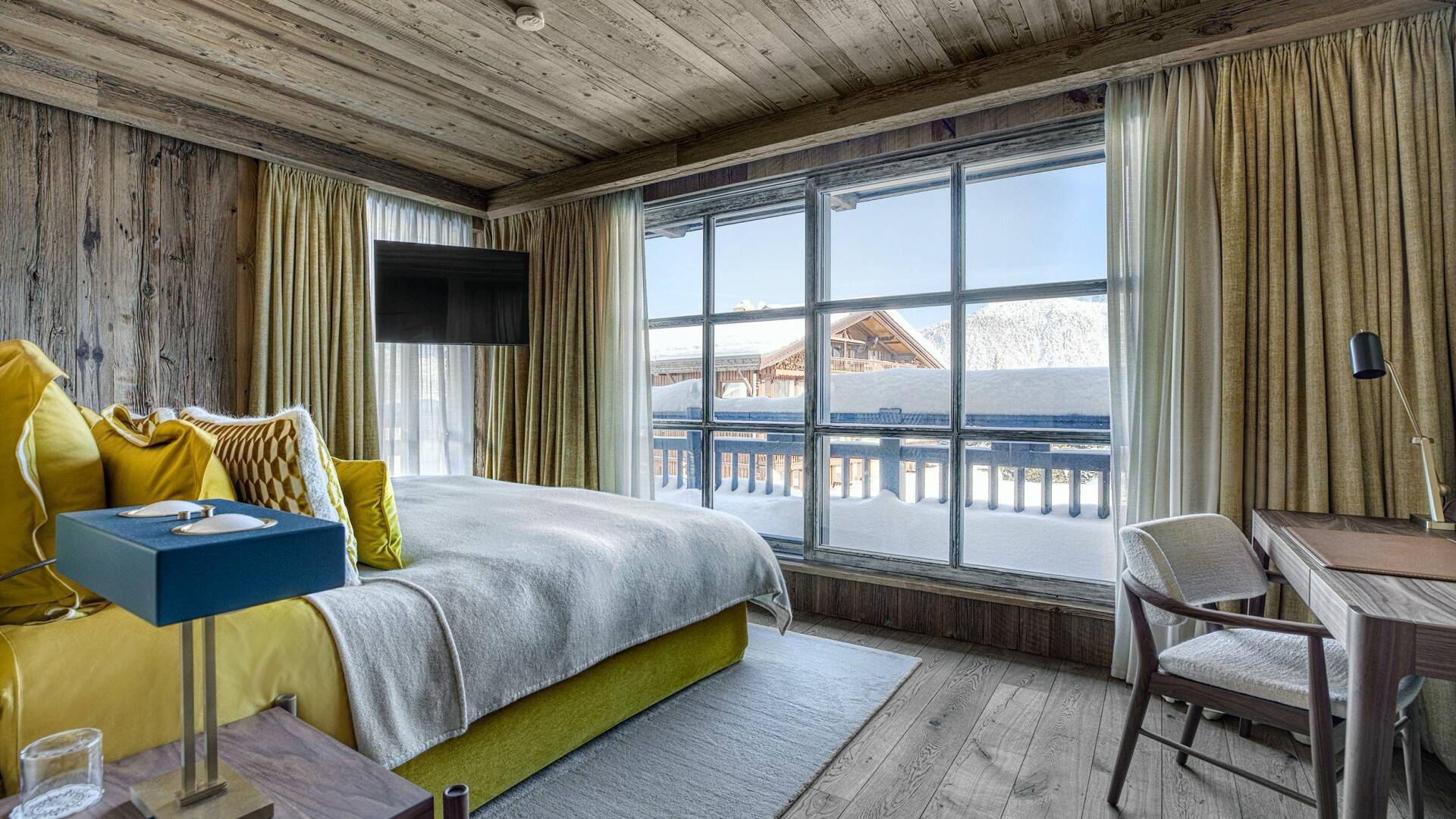 double bedroom with majestic windows