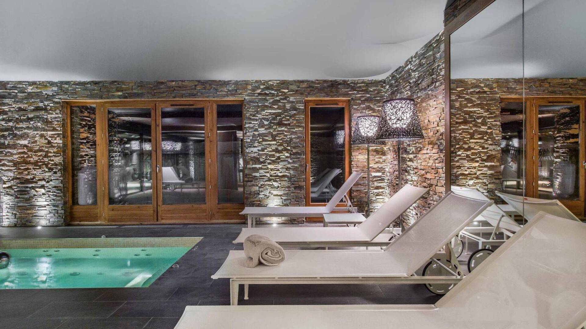 luxury ski resort Chalet Mauriac for weekly rentals in Courchevel 1850, French alps