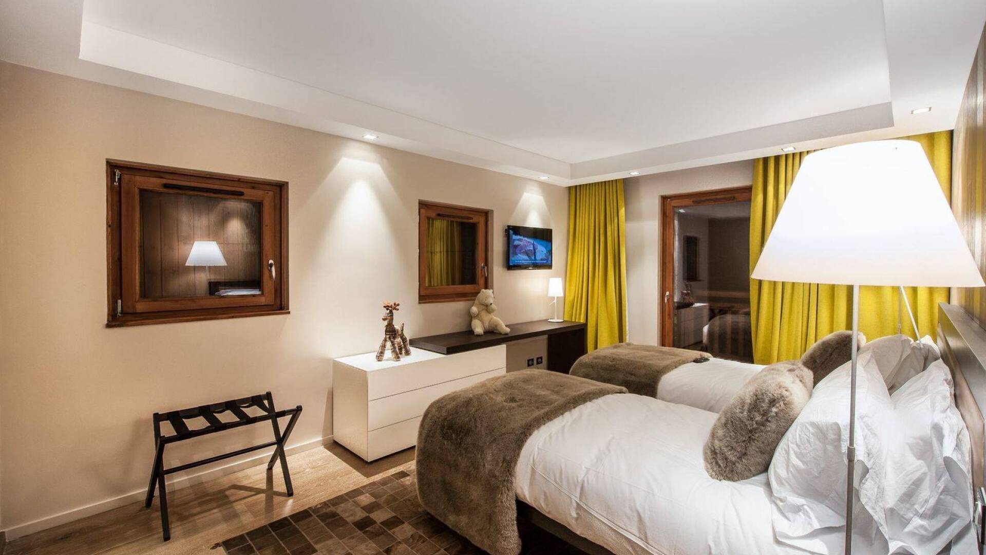 twin bedroom with direct access to balcony