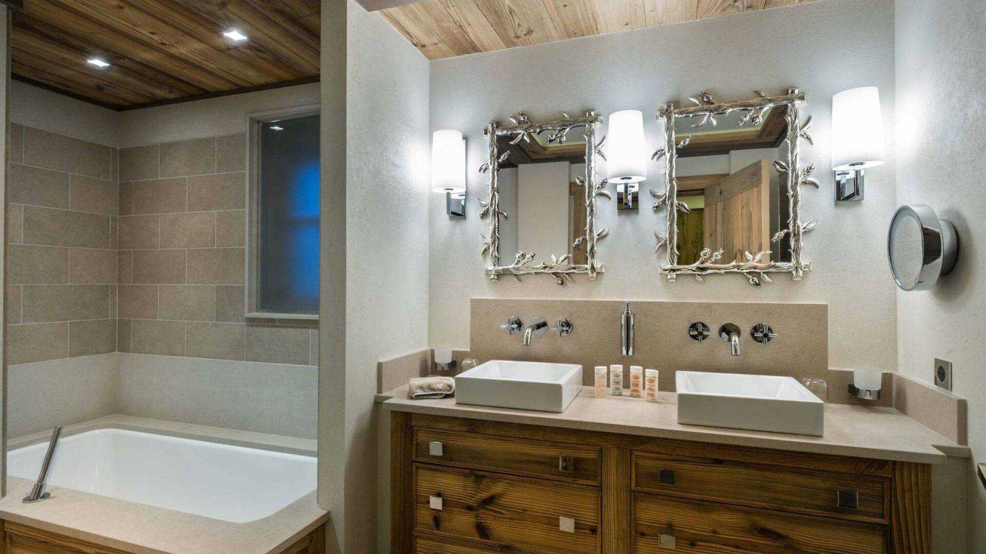 en suite bathroom with double lavabo and bath tub