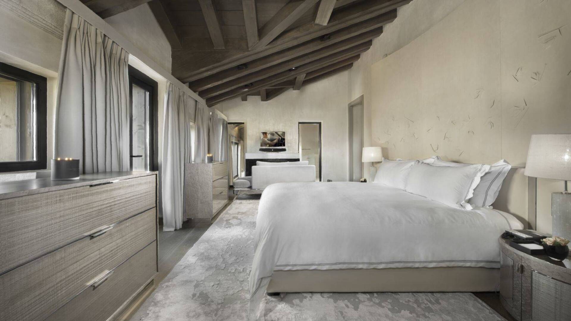 double bedroom with spacious sitting area