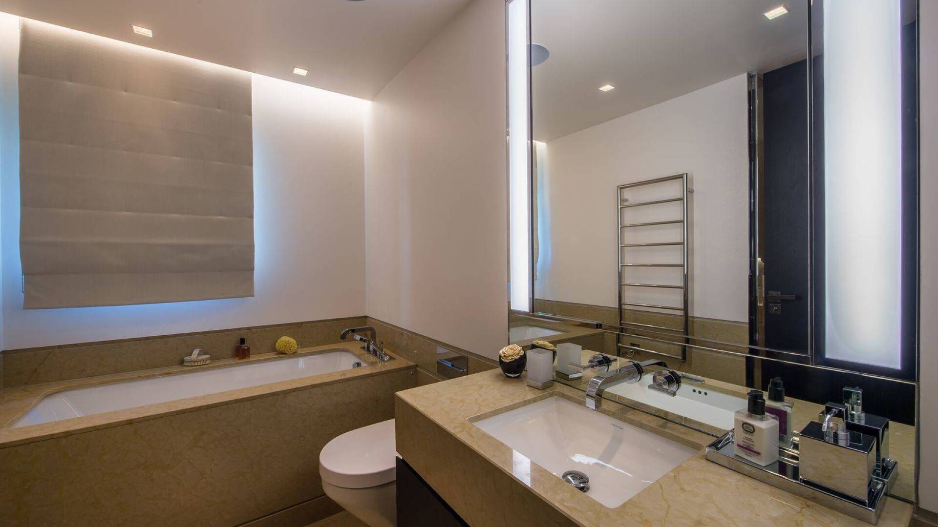 en suite bathroom with bath tub
