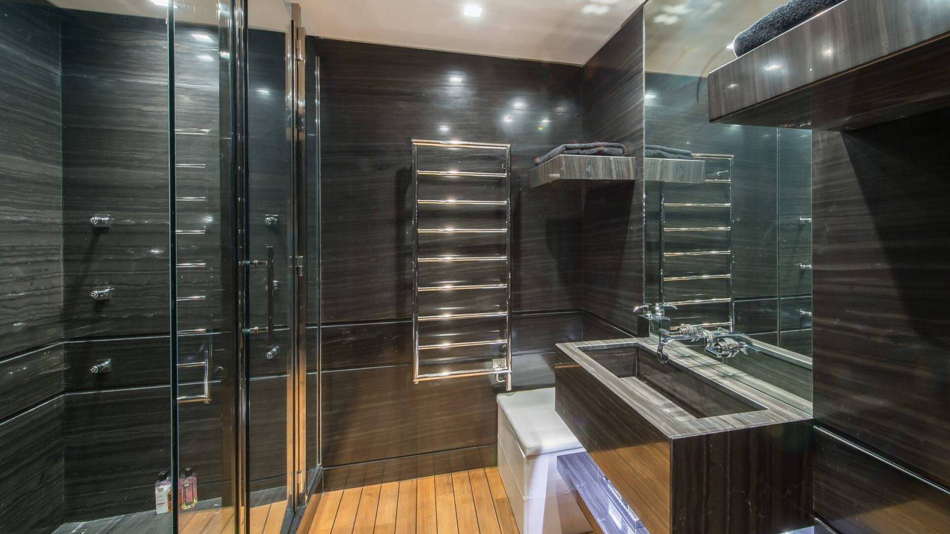 en suite bathroom with shower cabin