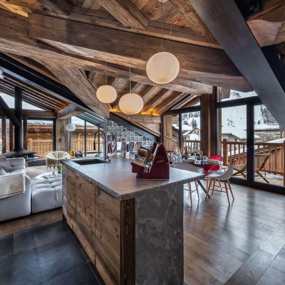 fully equipped kitchen with cooking island