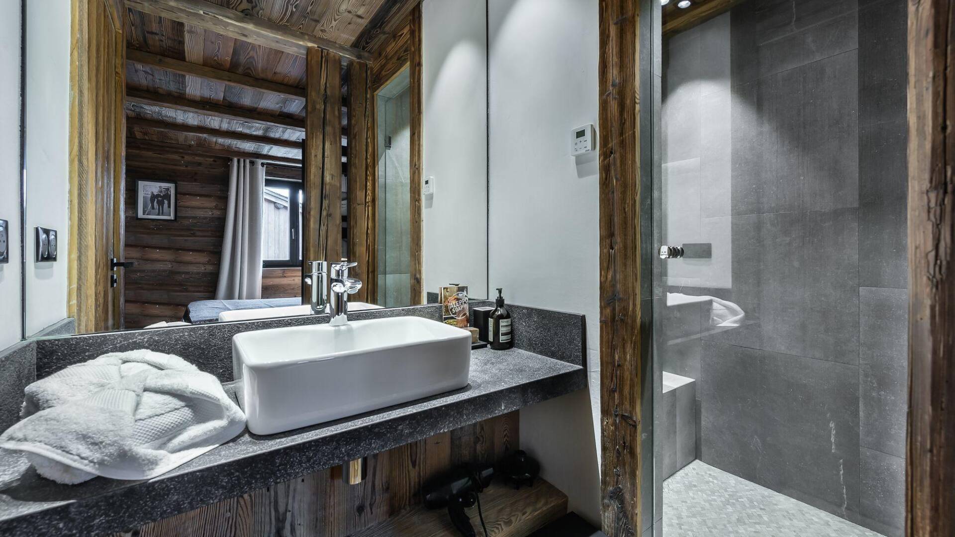 en suite bathroom with shower cabin
