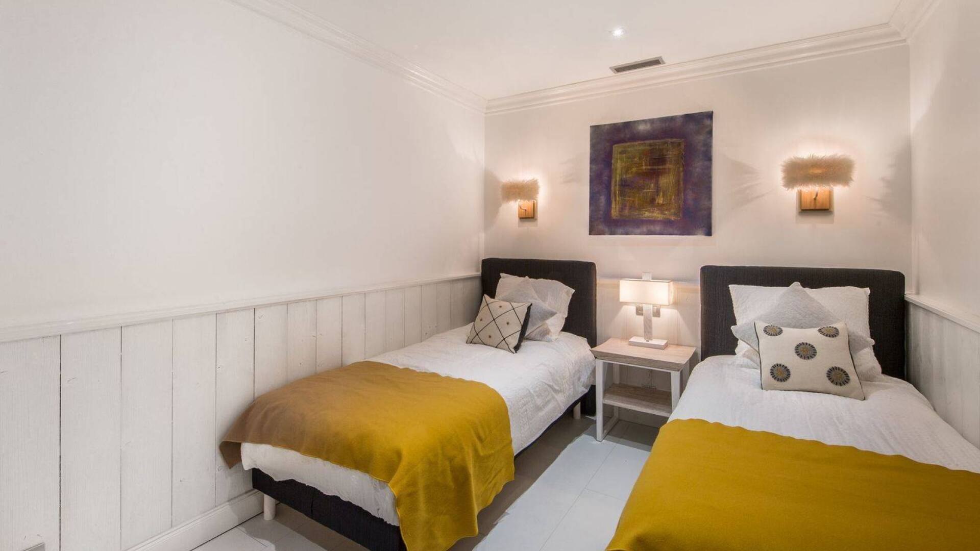 twin bedroom