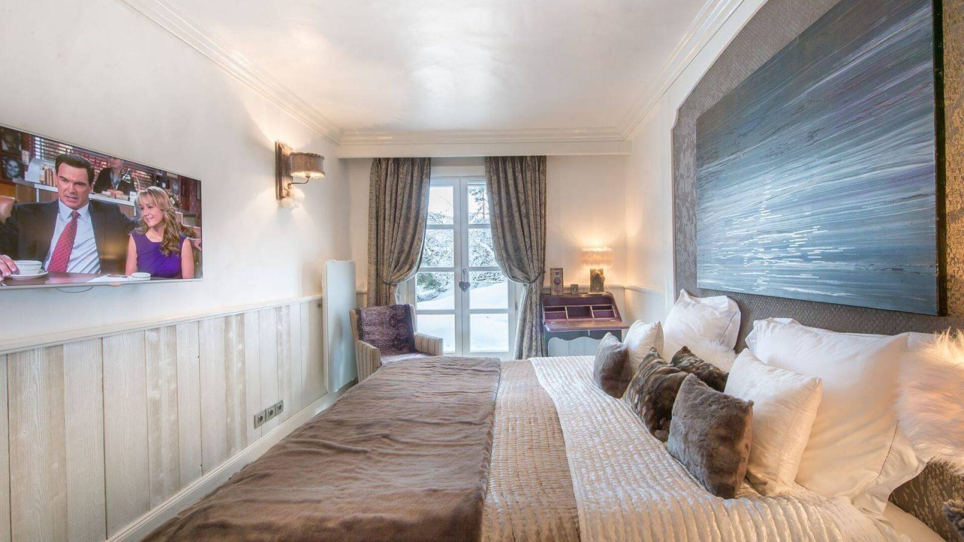 double bedroom with direct access to outdoor
