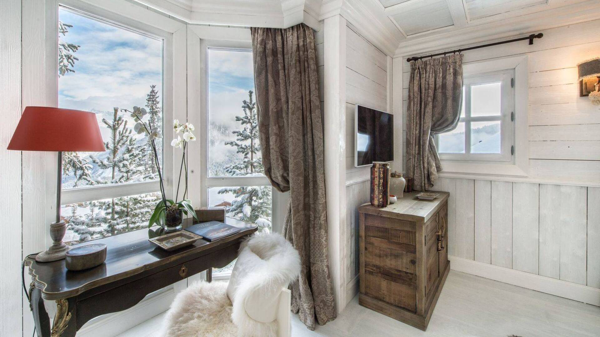 luxury ski resort Chalet Sartre for weekly rentals in Courchevel, French Alps