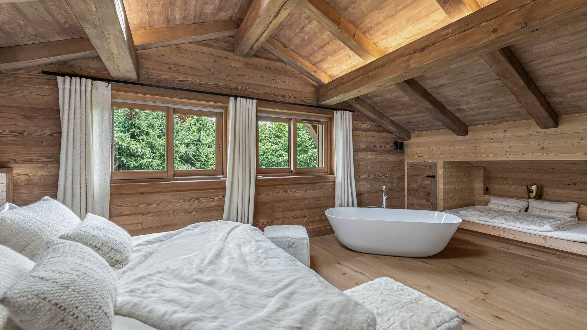 second floor, double bedroom with en suite bath tub