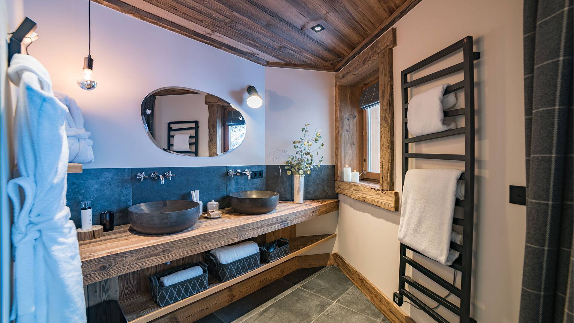 en suite bathroom with double lavabo