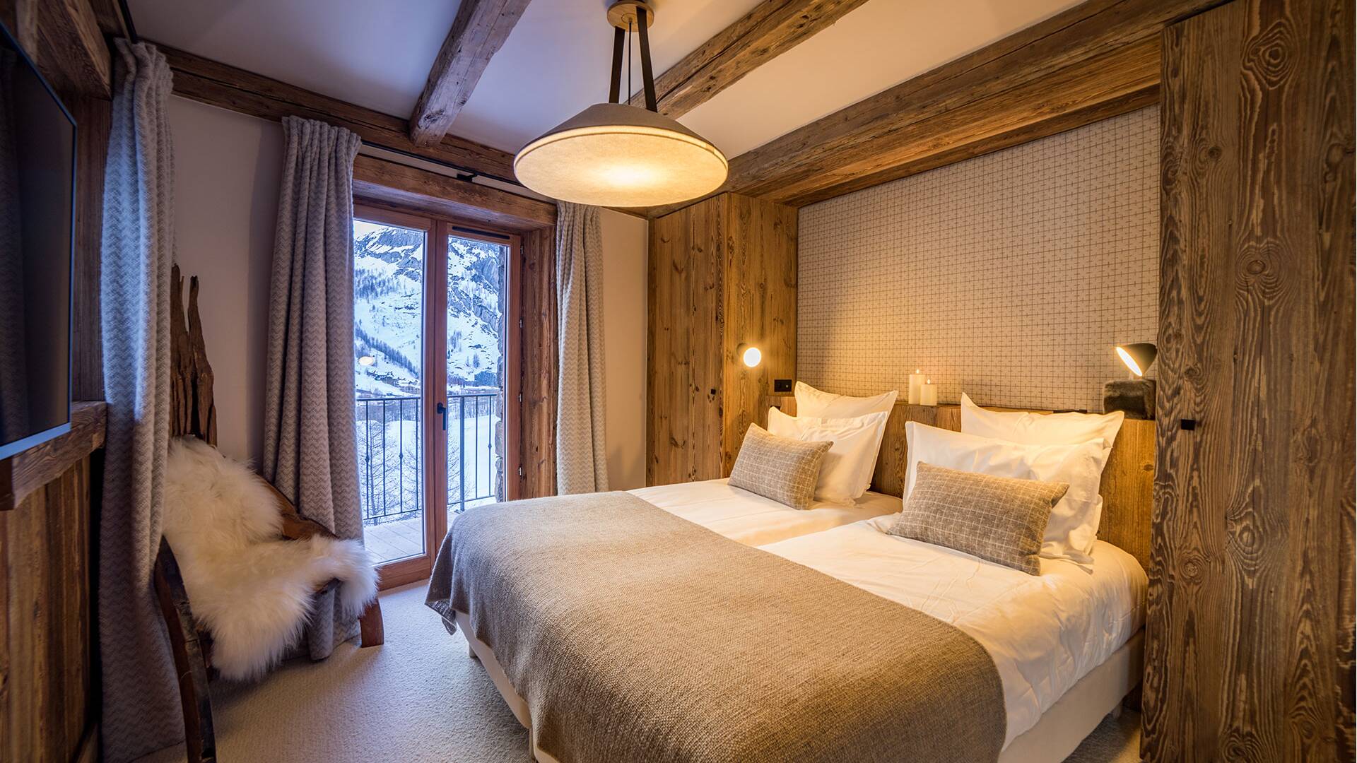 double bedroom with TV and direct access to outdoor