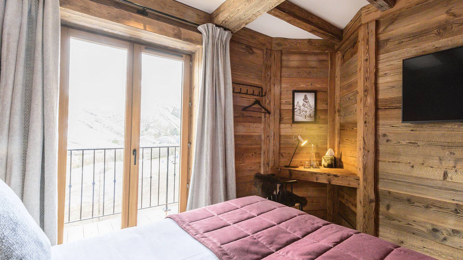 double bedroom with TV and direct access to outdoor