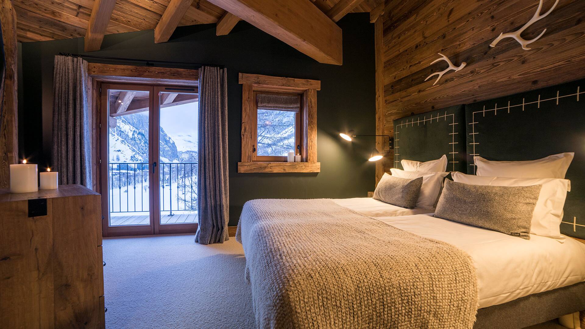 double bedroom with direct access to outdoor
