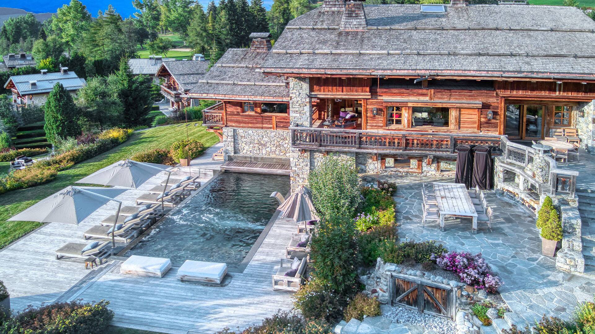 top luxury mountain vacation Chalet Bois du Roi for weekly rentals in Megève, French Alps