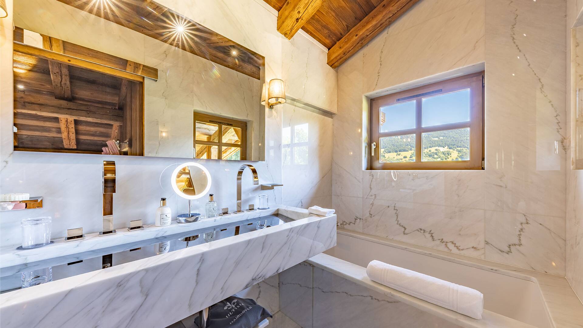en suite bathroom with double lavabo and bath tub