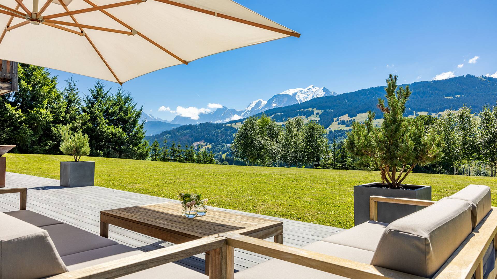 outdoor lounge area