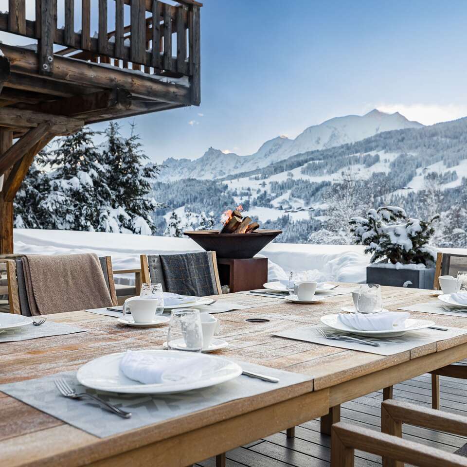 al fresco dining table