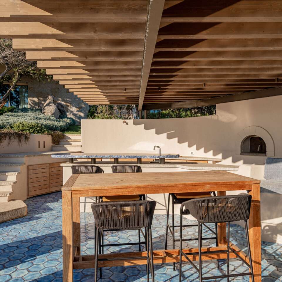 alfresco dining area with pizza oven