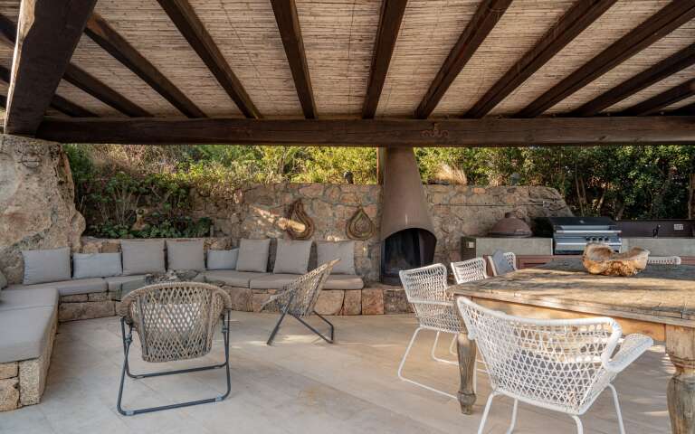 covered alfresco dining area
