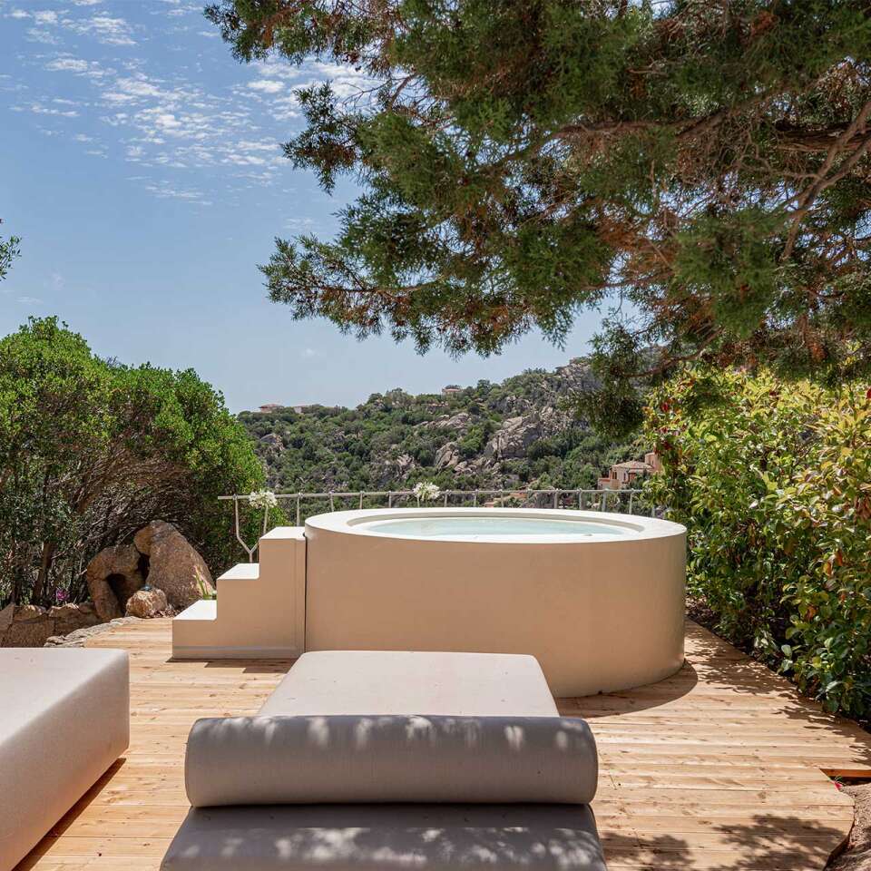 luxury holiday villa in Sardinia with outdoor jacuzzi garden 