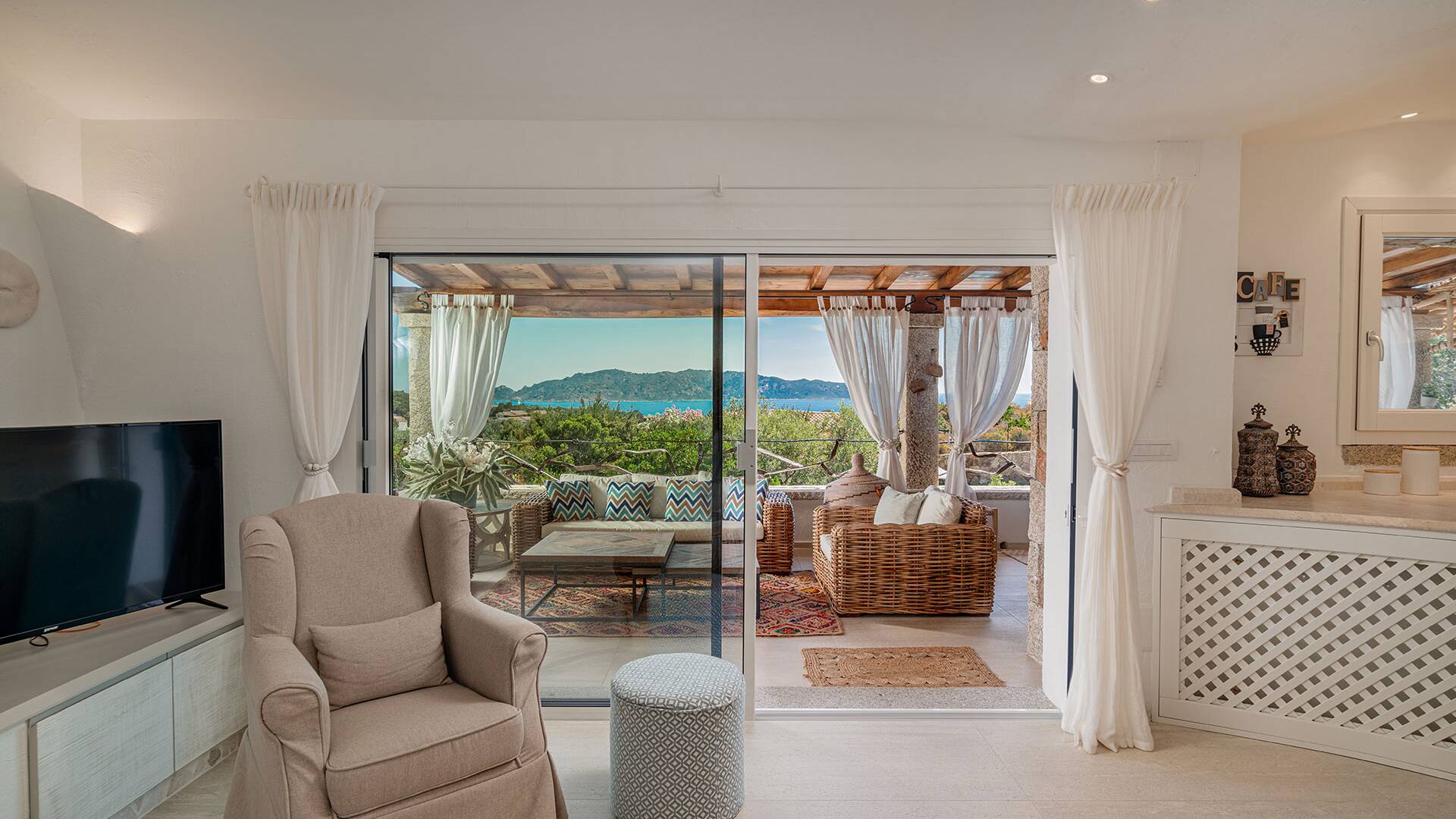 living room with TV and direct access to pergola