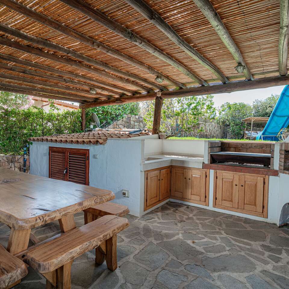 outdoor kitchen with pizza oven