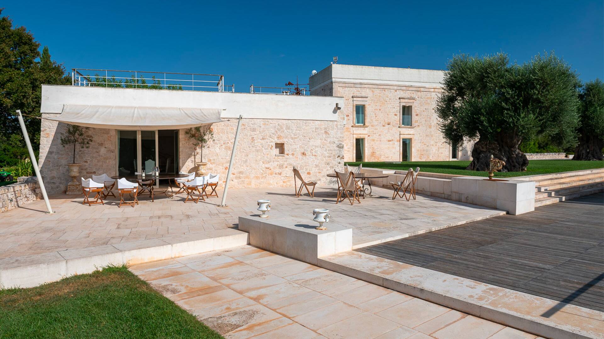 main villa, outdoor dining area