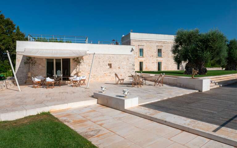 main villa, outdoor dining area