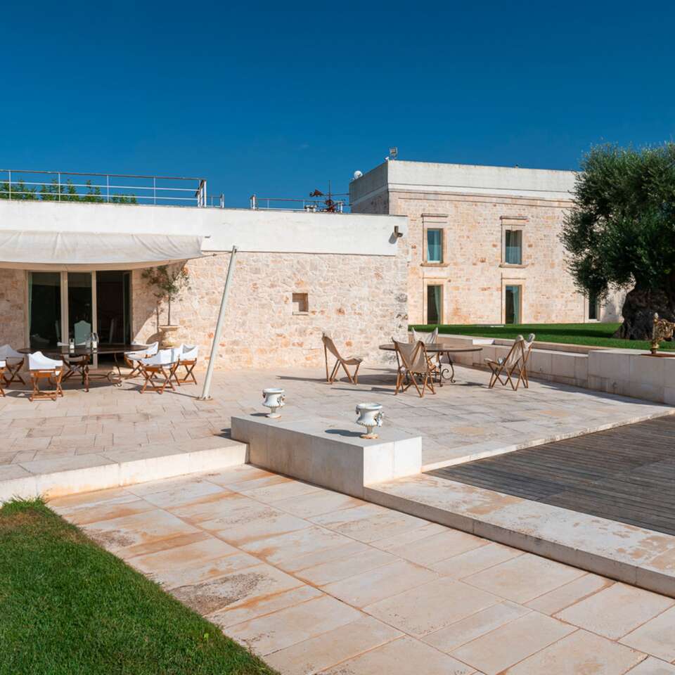 main villa, outdoor dining area