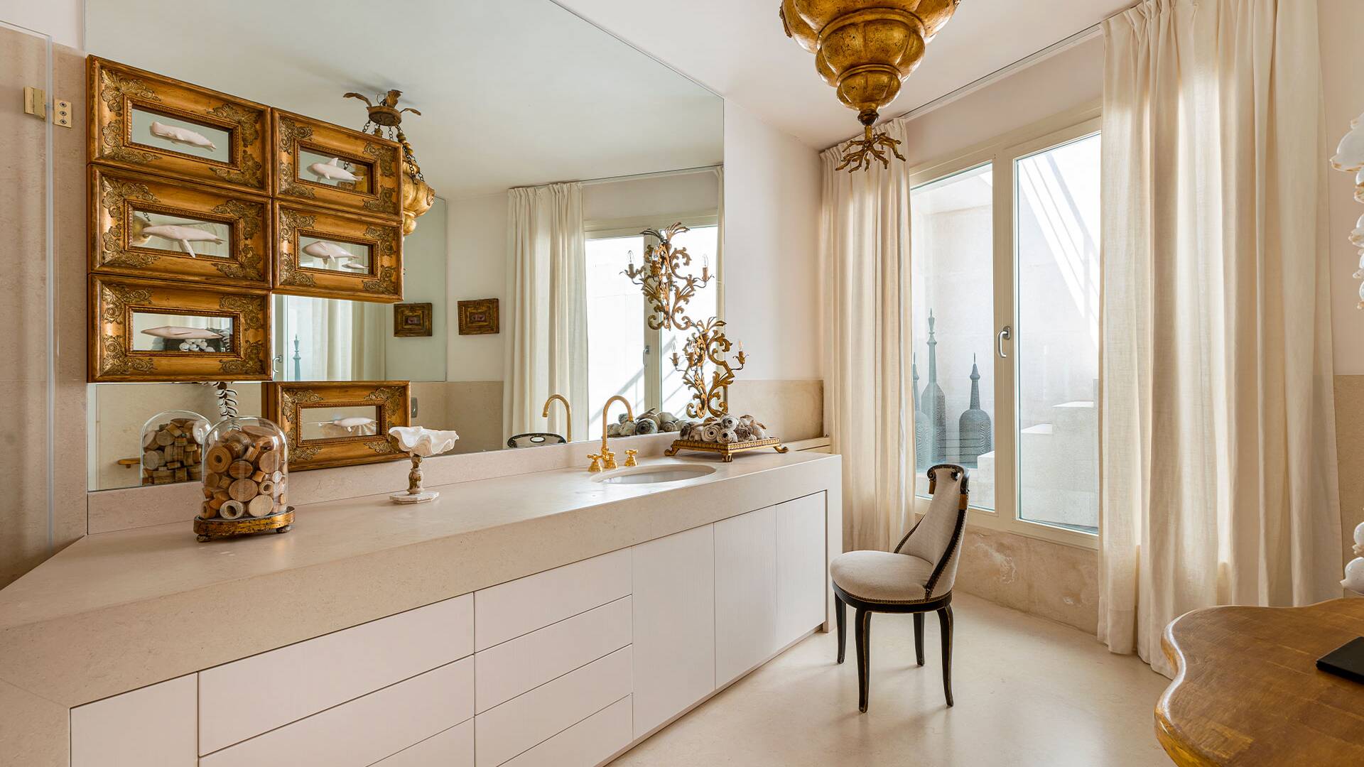 main villa, en suite bathroom