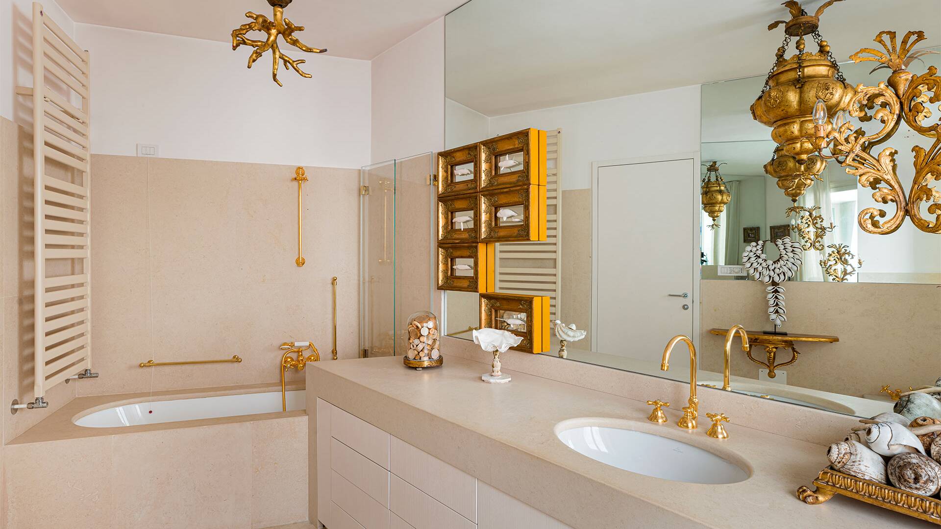 main villa, en suite bathroom 