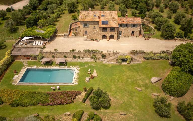 luxury vacation villa for weekly rental in Umbria, Lake Trasimeno area