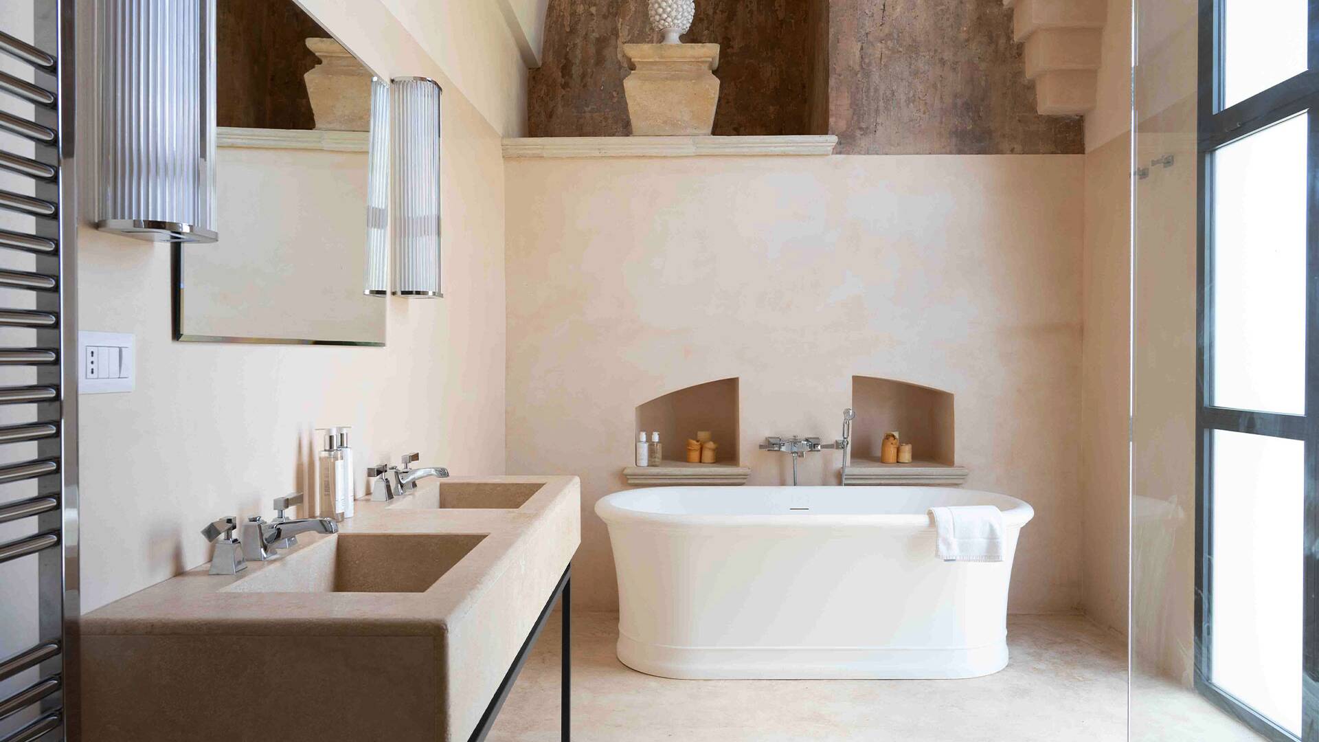 freestanding bathtub and double sink 