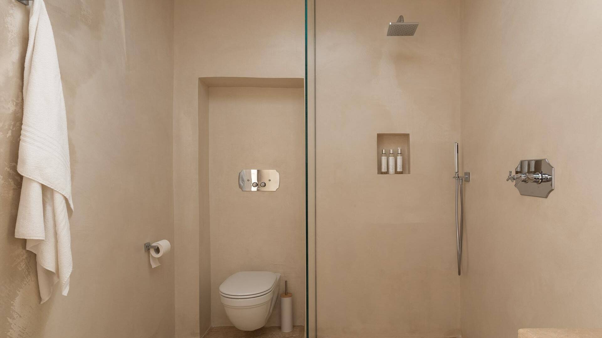 en suite bathroom with large walk-in shower