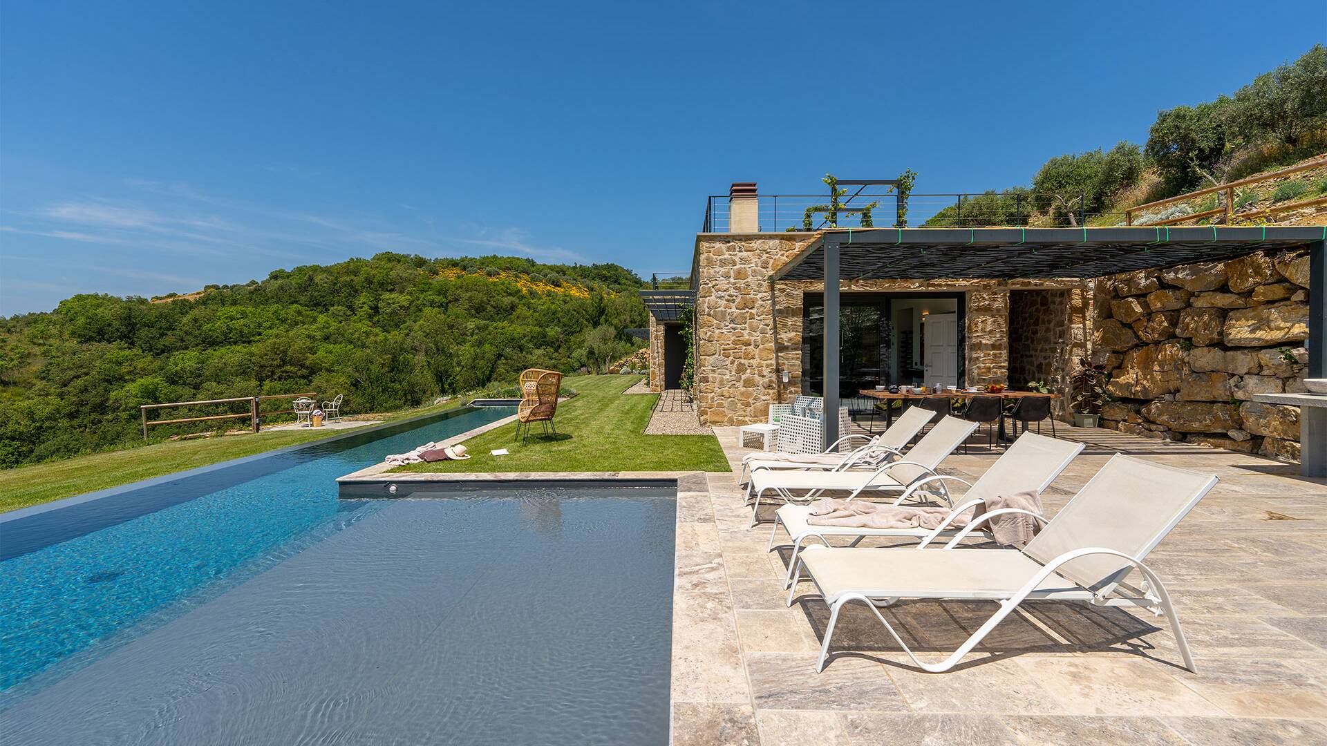 luxury holiday villa for weekly rentals with private heated pool, Lake Trasimeno, Umbria