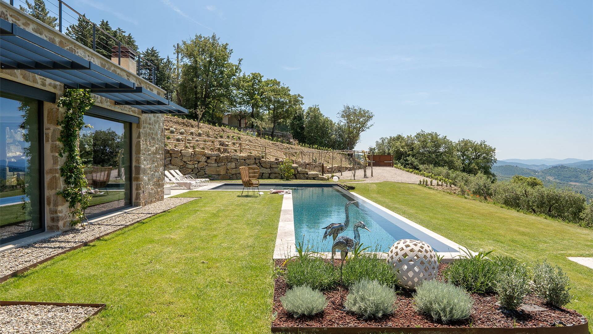 luxury holiday villa for weekly rentals with private heated pool, Lake Trasimeno, Umbria