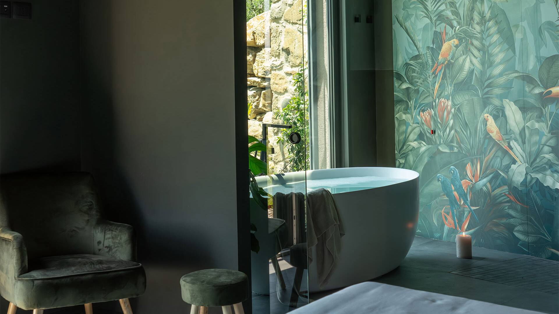 master bedroom, en suite bathroom with bath tub