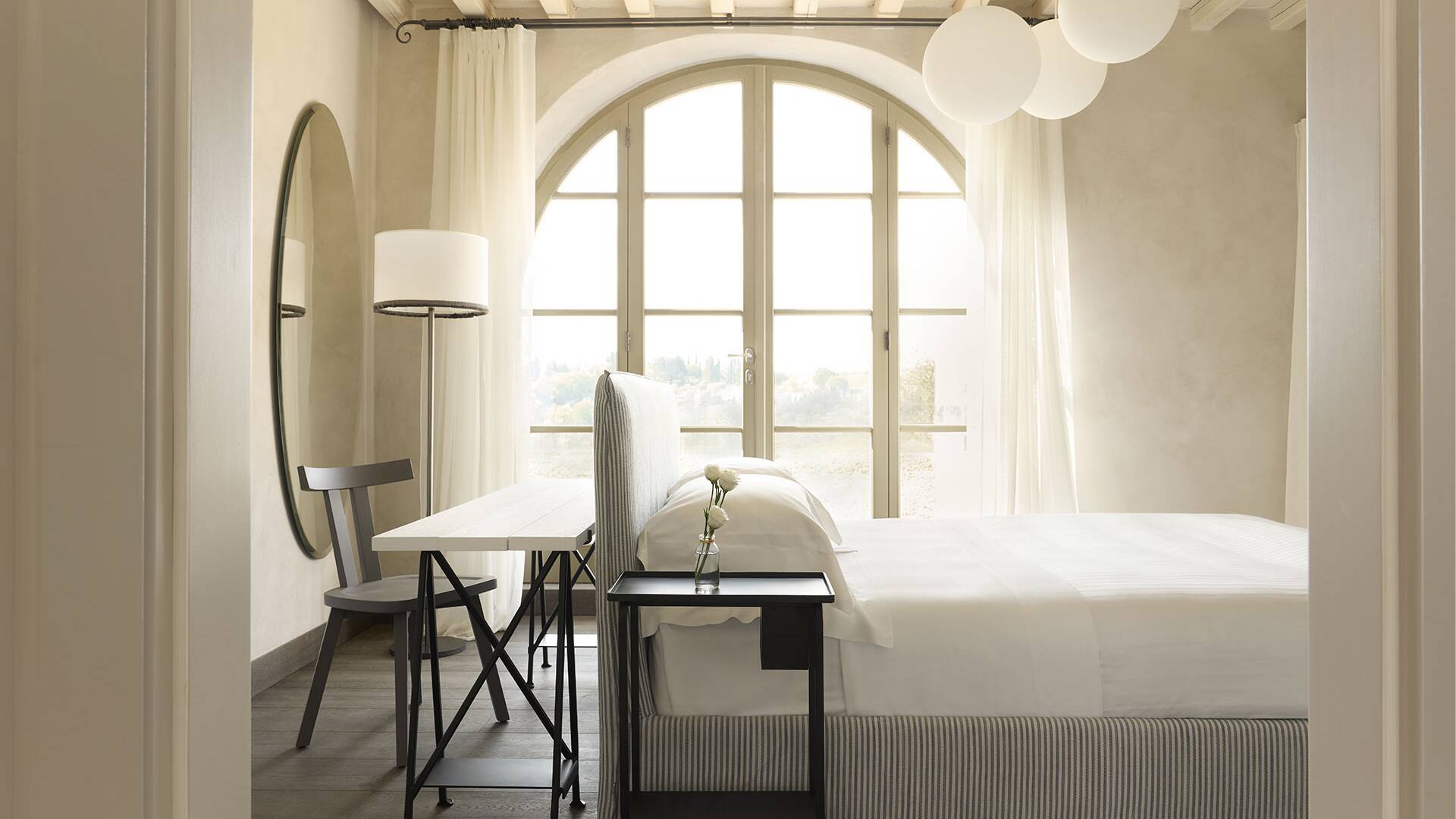 main villa, ground floor, bedroom with direct access to outdoor