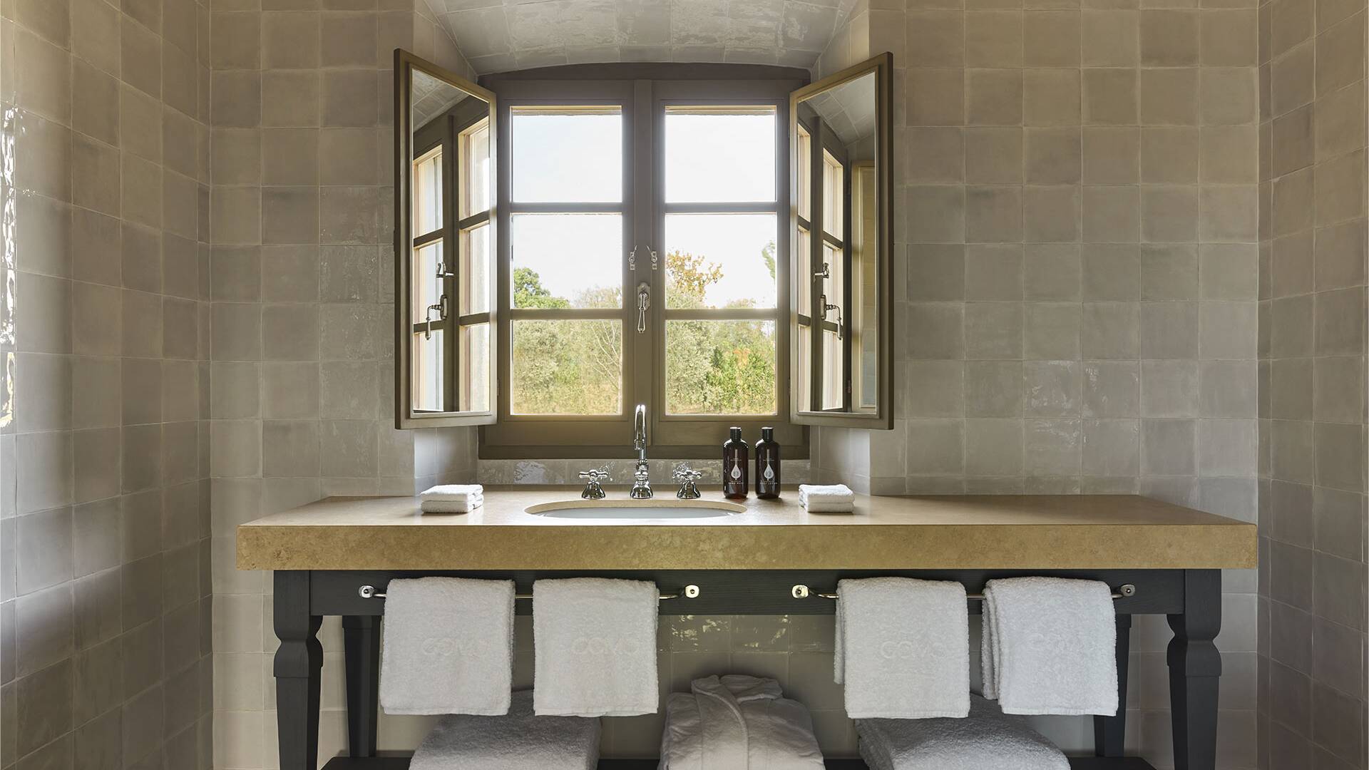 en suite bathroom with double sink 