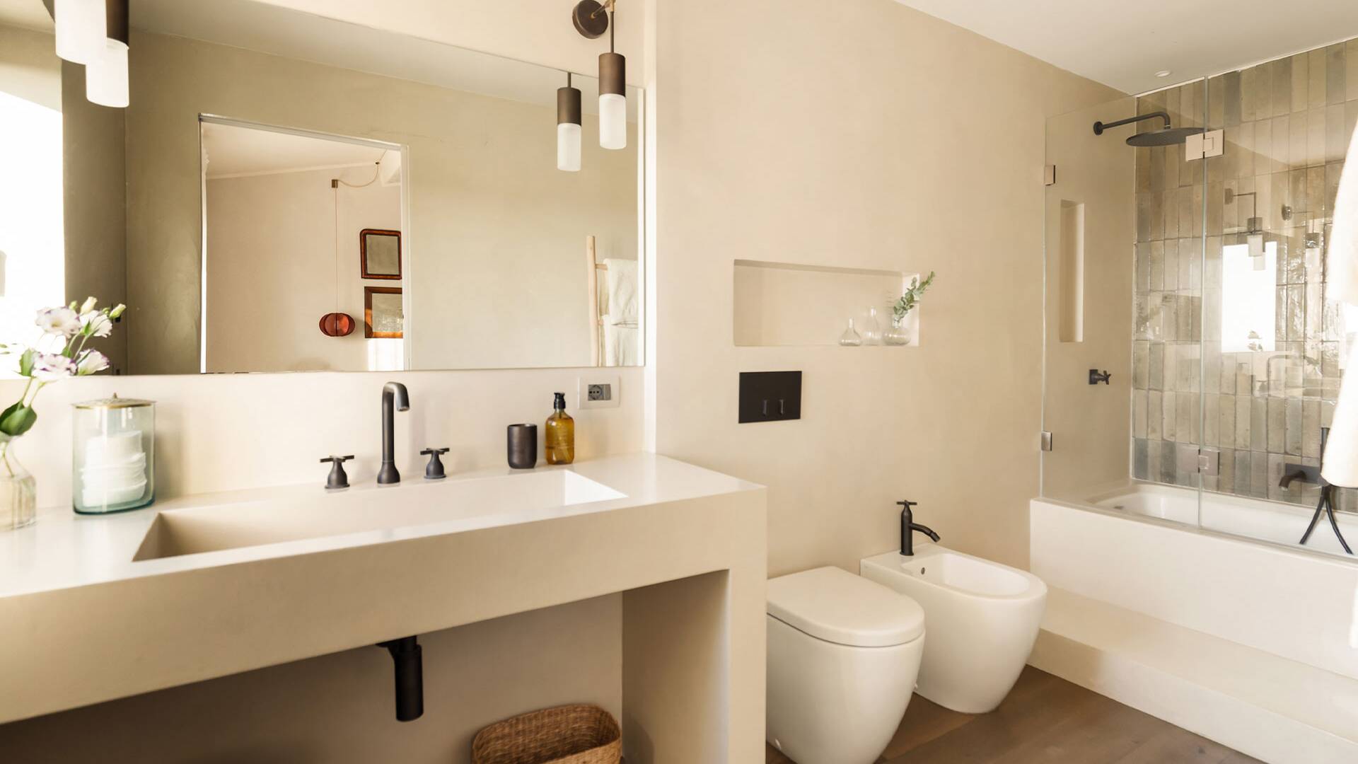 en- bathroom, first floor