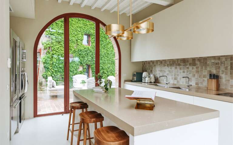 fully-equipped kitchen with counter