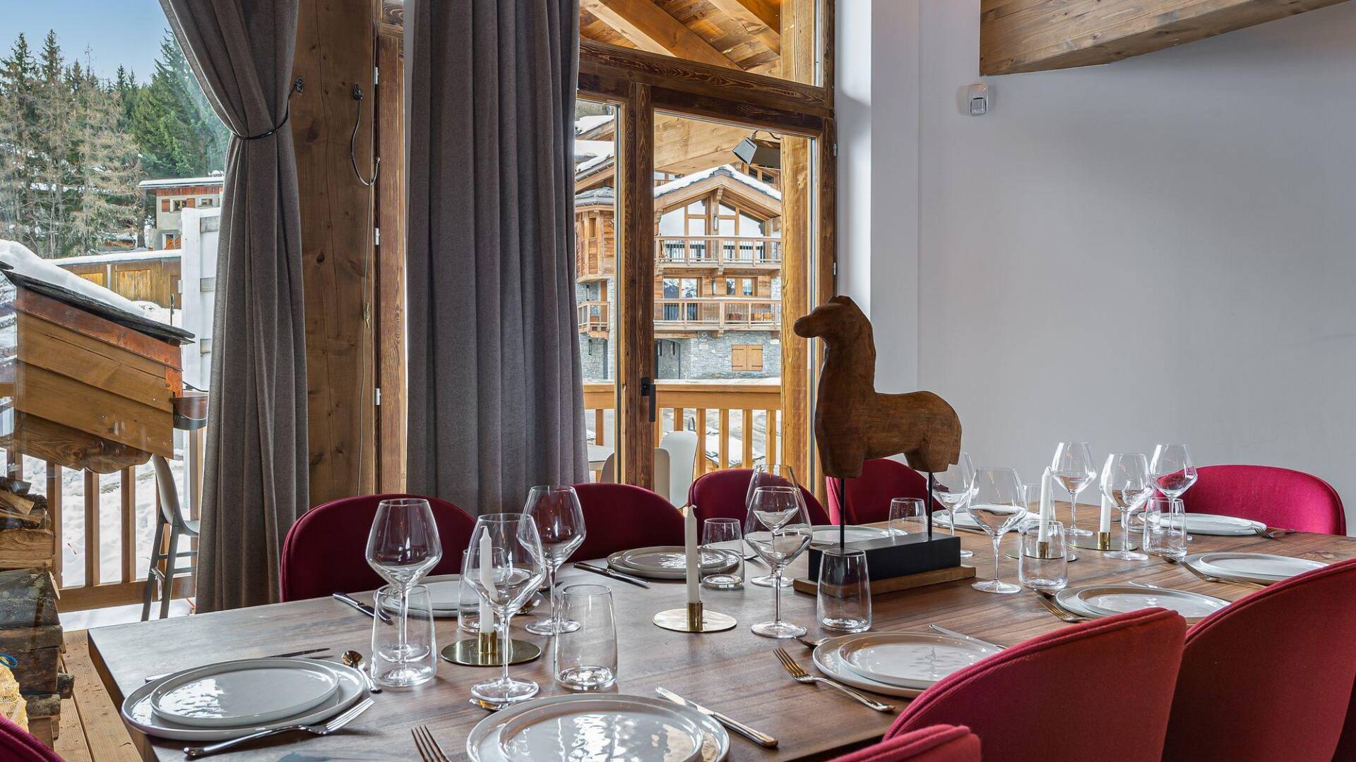 spacious dinner table 