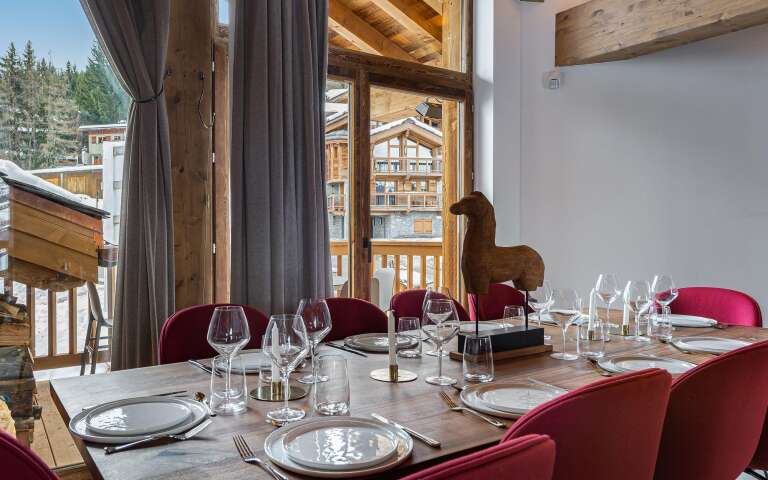 spacious dinner table 