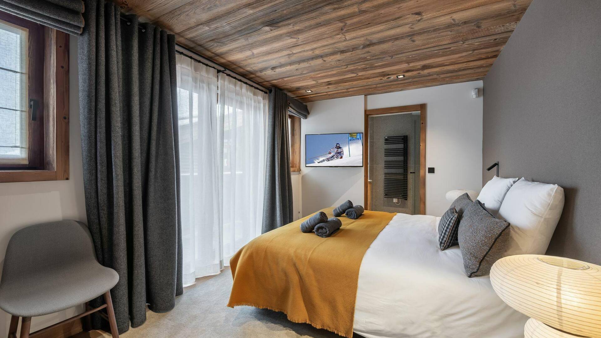 double bedroom with en suite bathroom 