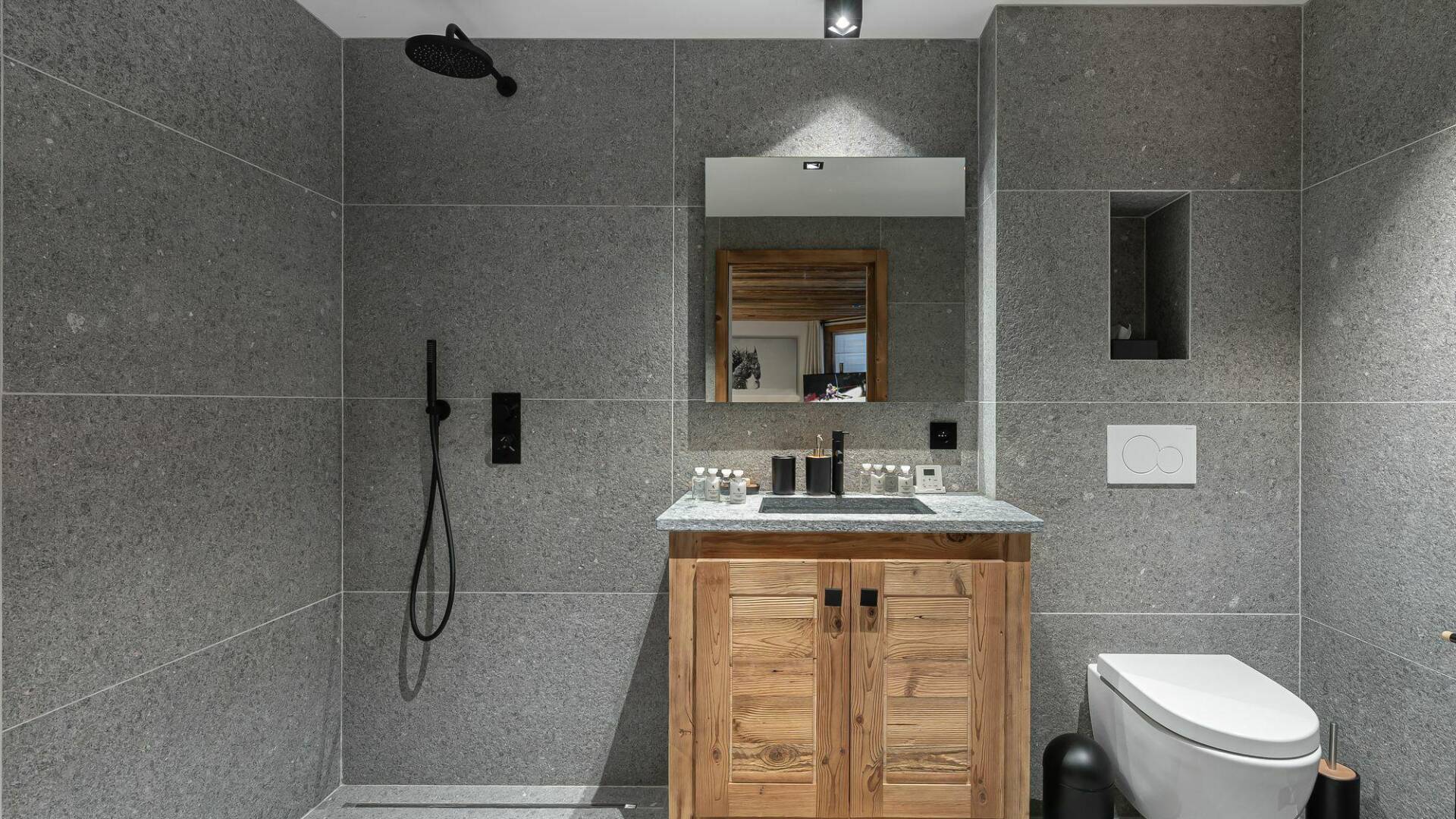 en suite bathroom with shower 