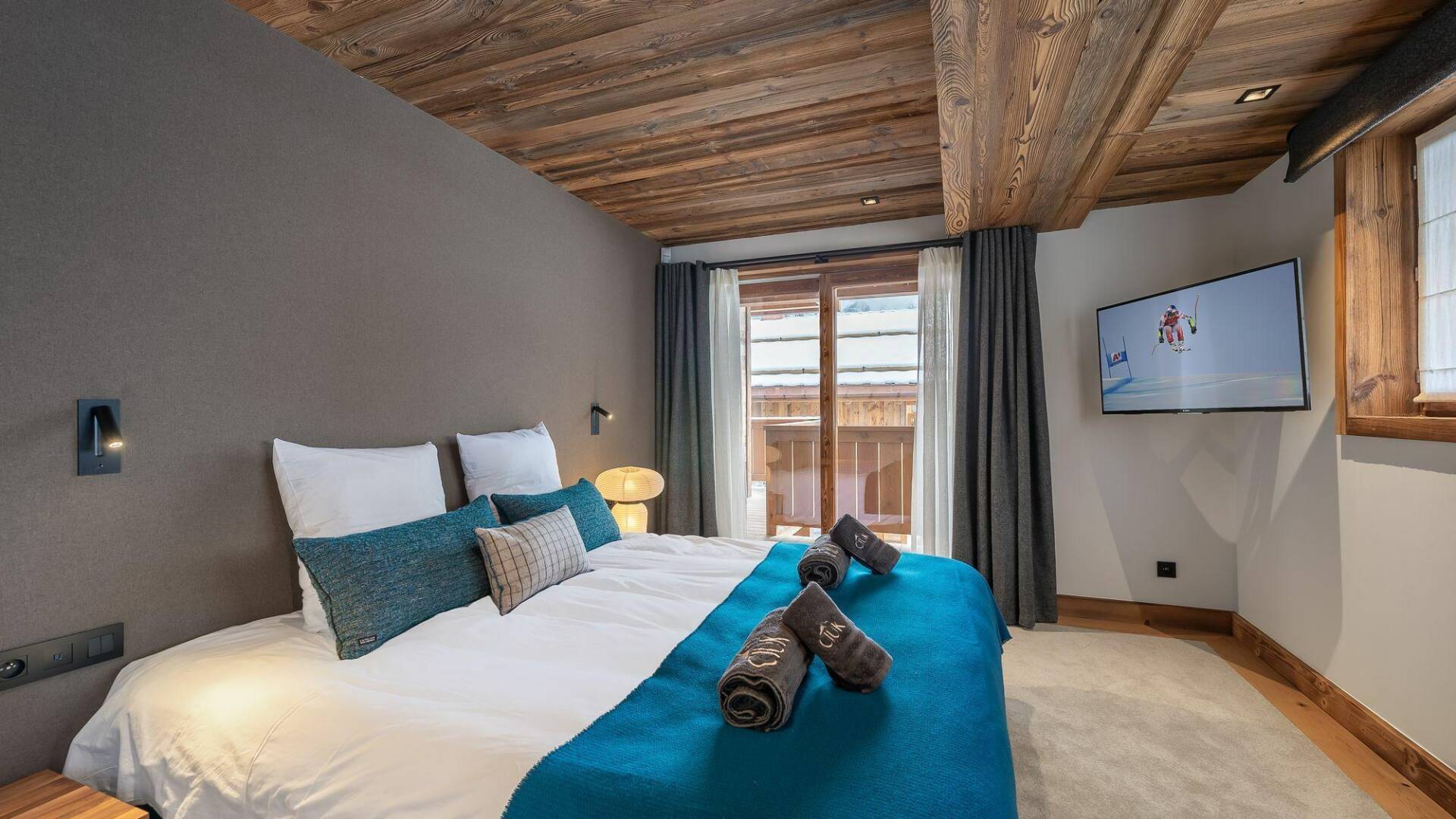 double bedroom with en suite bathroom