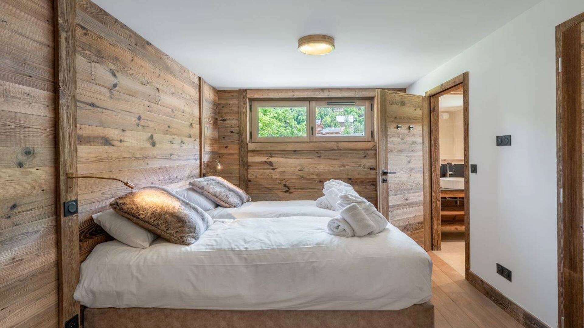 twin bedroom with en suite barthroom
