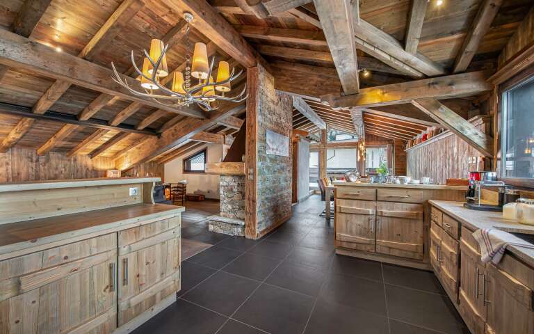 fully equipped kitchen 